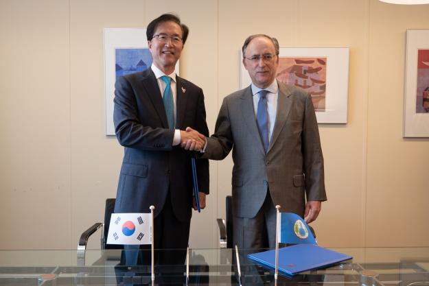 OPCW Director-General, H.E. Mr Fernando Arias, and the Republic of Korea’s Permanent Representative to the OPCW, H.E. Ambassador Yun-young Lee