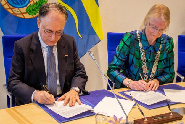 The Director-General of the Organisation for the Prohibition of Chemical Weapons (OPCW), H.E. Mr Fernando Arias, and the Mayor of Pijnacker-Nootdorp, H.E. Mrs Francisca Ravestein, signed the land purchase agreement and the deed of transfer for the plot of land upon which the OPCW will construct its new Centre for Chemistry and Technology (ChemTech Centre).