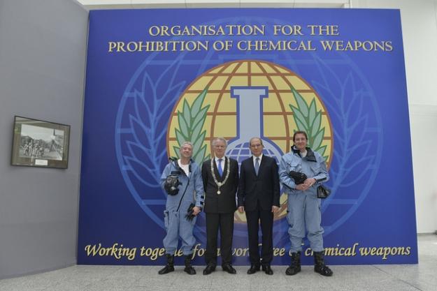 Mayor Jozias van Aartsen (second from left) and OPCW Director-General Ahmet Üzümcü are flanked by two inspectors at the opening of an exhibit to mark the OPCW’s 15th anniversary year.