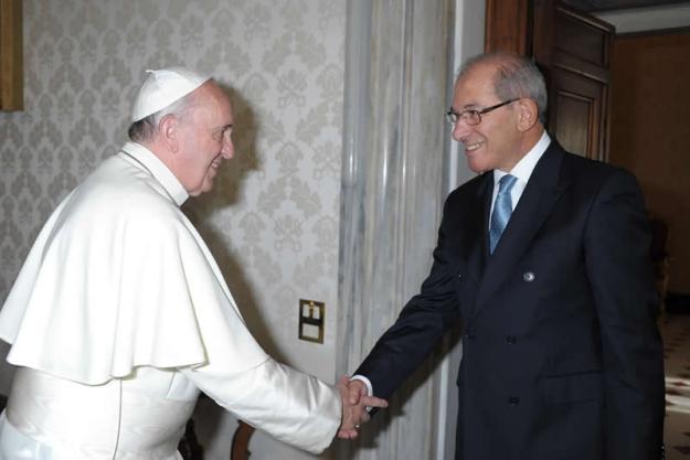 OPCW Director-General Ahmet Üzümcü, visited the Vatican on 27 September and had an audience with Pope Francis.
Pope Francis and OPCW Director-General Ahmet Üzümcü.
