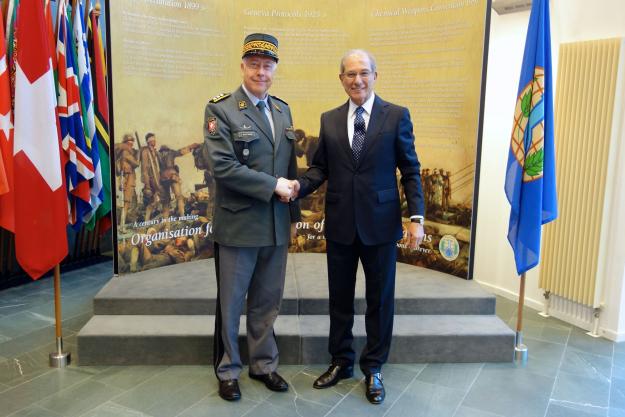 Director-General Ahmet Üzümcü (Right) with the Chief of the Armed Forces of Switzerland, Lieutenant General André Blattmann.