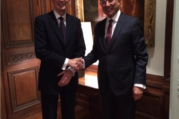 Director-General Ambassador Ahmet Üzümcü (right) and the United Kingdom’s Secretary of State for Foreign and Commonwealth Affairs, the Rt Hon Philip Hammond MP