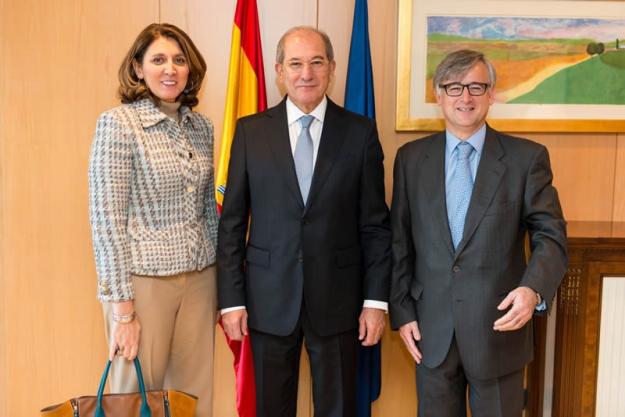 OPCW Director-General Ahmet Üzümcü (center) with Secretary of State of Foreign Affairs,  H.E. Mr Ignacio Ybáñez (right), and  Secretary-General of Industry and Small and Medium Enterprises at the Ministry of Industry, Energy and Tourism, Ms Begoña Cristeto.
