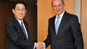 Director-General Ahmet Üzümcü (Right) and Japan's Minister of Foreign Affairs, Mr. Fumio Kishida