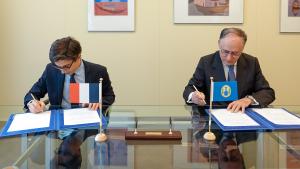 H.E. Mr Luis Vassy, Permanent Representative of the French Republic to the OPCW, and H.E. Mr Fernando Arias, Director-General of the OPCW