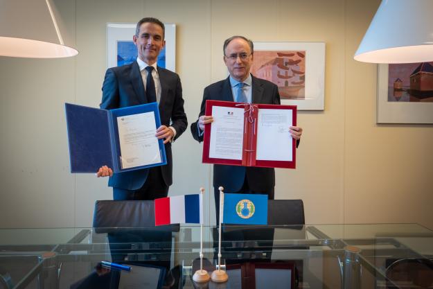 OPCW Director-General, H.E. Mr Fernando Arias, and France’s Permanent Representative to the OPCW, H.E. Ambassador Philippe Lalliot