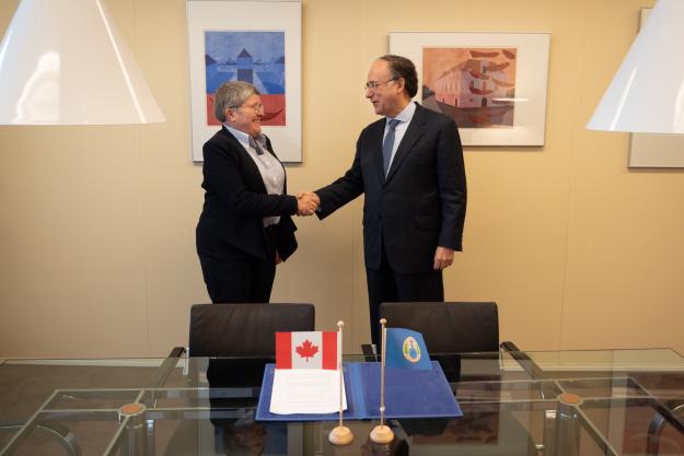 H.E. Ambassador Sabine Nölke, Permanent Representative of Canada to the OPCW (left) and OPCW Director-General, H.E. Mr Fernando Arias (right)