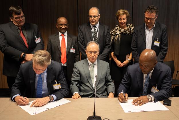 Permanent Representative of the Netherlands to the OPCW, H.E. Ambassador Paul van den Ijssel, and the Permanent Representative of South Africa to the OPCW, H.E. Ambassador Vusi Bruce Koloane, sign the letter of intent