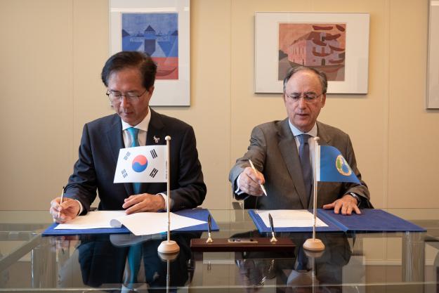 OPCW Director-General, H.E. Mr Fernando Arias, and the Republic of Korea’s Permanent Representative to the OPCW, H.E. Ambassador Yun-young Lee