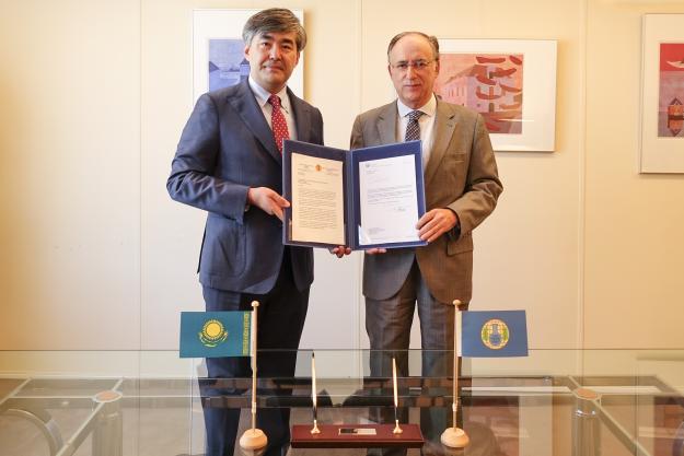 OPCW Director-General, H.E. Mr Fernando Arias, and the Permanent Representative of Kazakhstan to the OPCW, H.E. Ambassador Magzhan Ilyassov as Kazakhstan contributes €10,000 to the future OPCW Centre for Chemistry and Technology