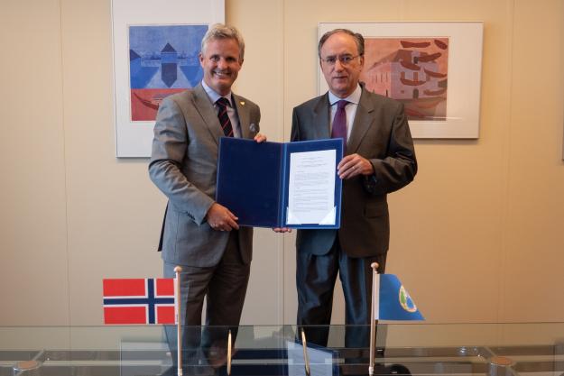 OPCW Director-General, H.E. Mr Fernando Arias, and Permanent Representative of Norway to the OPCW, H.E. Ambassador Martin Sørby