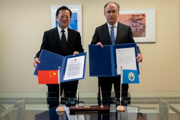 OPCW Director-General, H.E. Mr Fernando Arias, and the Permanent Representative of China to the OPCW, H.E. Ambassador Xu Hong.