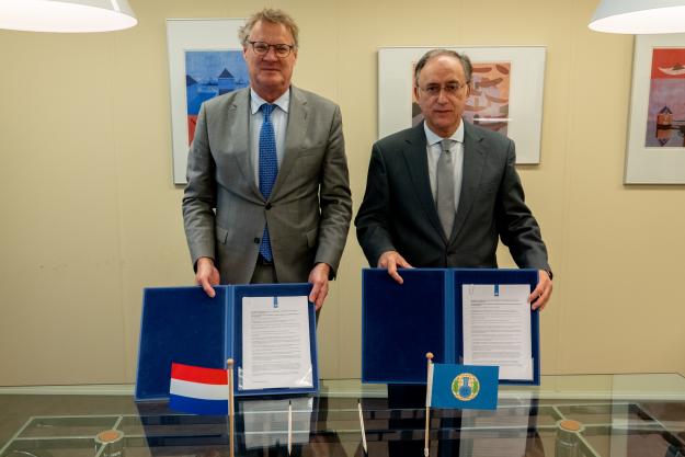 OPCW Director-General, H.E. Mr Fernando Arias, and the Permanent Representative of the Netherlands to the OPCW, H.E. Ambassador Paul van den IJssel