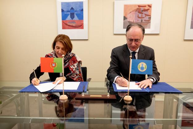 OPCW Director-General, H.E. Mr Fernando Arias, and the Permanent Representative of Portugal to the OPCW, H.E. Ambassador Rosa Batoréu
