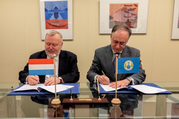 OPCW Director-General, H.E. Mr Fernando Arias, and the Permanent Representative of Luxembourg to the OPCW, H.E. Ambassador Jean-Marc Hoscheit