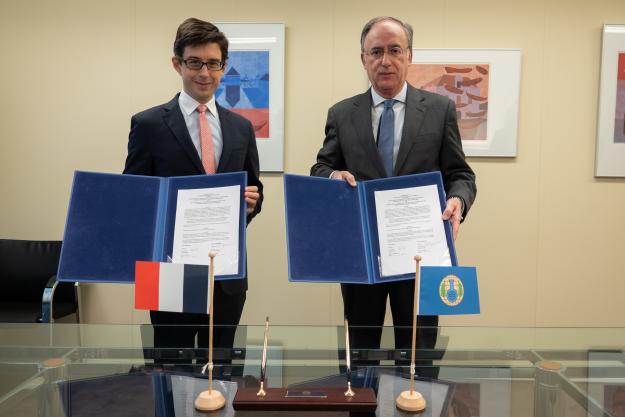 OPCW Director-General, H.E. Mr Fernando Arias, and the Permanent Representative of France to the OPCW, H.E. Ambassador Luis Vassy