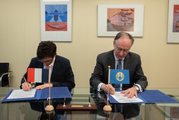 OPCW Director-General, H.E. Mr Fernando Arias, and the Permanent Representative of France to the OPCW, H.E. Ambassador Luis Vassy