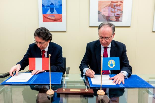 OPCW Director-General, H.E. Mr Fernando Arias, and the Permanent Representative of Peru to the OPCW, H.E. Ambassador Carlos Andrés Miguel Herrera Rodríguez