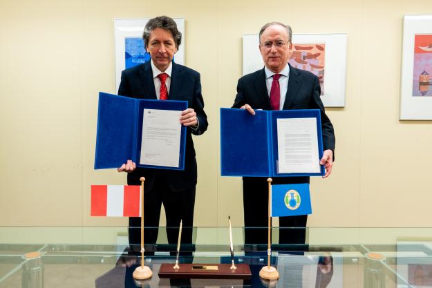 OPCW Director-General, H.E. Mr Fernando Arias, and the Permanent Representative of Peru to the OPCW, H.E. Ambassador Carlos Andrés Miguel Herrera Rodríguez