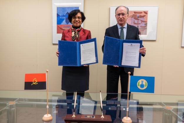 OPCW Director-General, H.E. Mr Fernando Arias, and the Permanent Representative of Angola to the OPCW, H.E. Ambassador Maria Isabel Gomes Godinho de Resende Encoge