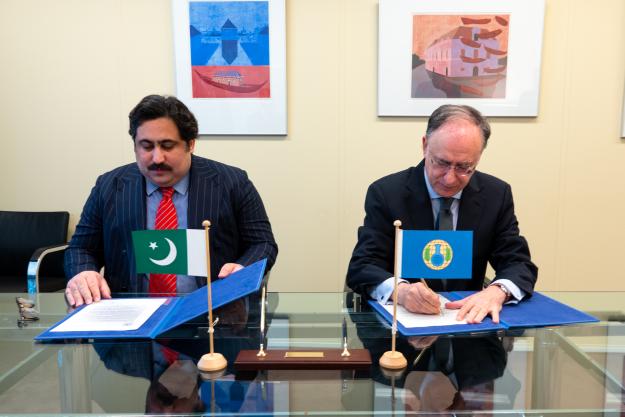 Director-General of the OPCW, H.E. Mr Fernando Arias, and the Alternate Permanent Representative of Pakistan to the OPCW, Counsellor Mr Aizaz Khan