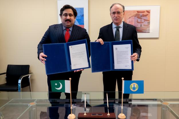 Director-General of the OPCW, H.E. Mr Fernando Arias, and the Alternate Permanent Representative of Pakistan to the OPCW, Counsellor Mr Aizaz Khan