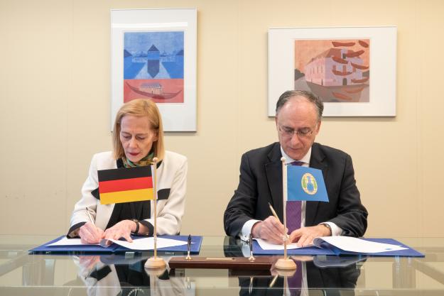 Director-General of the OPCW, H.E. Mr Fernando Arias, and the Permanent Representative of Germany to the OPCW, H.E. Ambassador Christine Weil