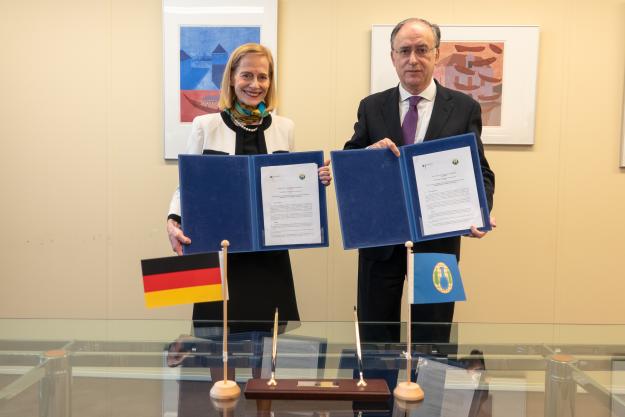 Director-General of the OPCW, H.E. Mr Fernando Arias, and the Permanent Representative of Germany to the OPCW, H.E. Ambassador Christine Weil