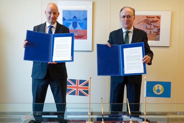 H.E. Ambassador Peter Wilson, Permanent Representative of the United Kingdom to the OPCW, and H.E. Mr Fernando Arias, Director-General of the OPCW