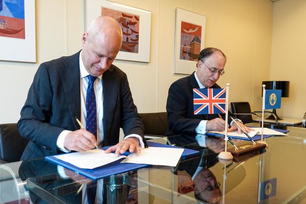 H.E. Ambassador Peter Wilson, Permanent Representative of the United Kingdom to the OPCW, and H.E. Mr Fernando Arias, Director-General of the OPCW