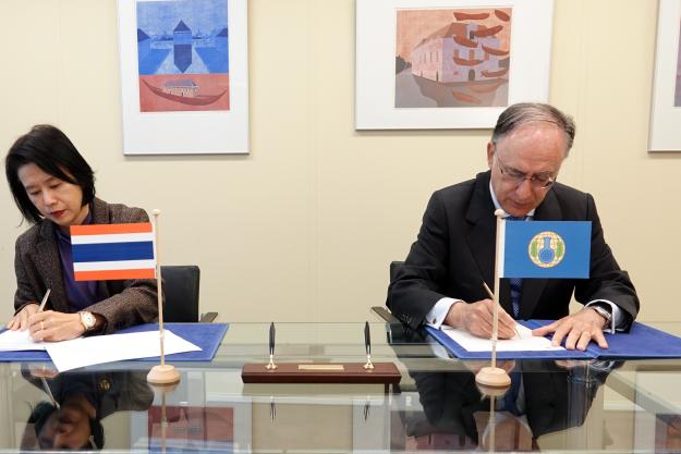 H.E. Ambassador Eksiri Pintaruchi, the Permanent Representative of the Kingdom of Thailand to the OPCW and H.E. Mr Fernando Arias, OPCW Director-General