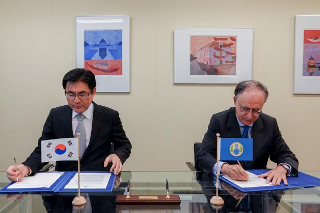 H.E. Mr Yeondoo Jeong, the Permanent Representative of the Republic of Korea to the OPCW and OPCW Director-General, H.E. Mr Fernando Arias