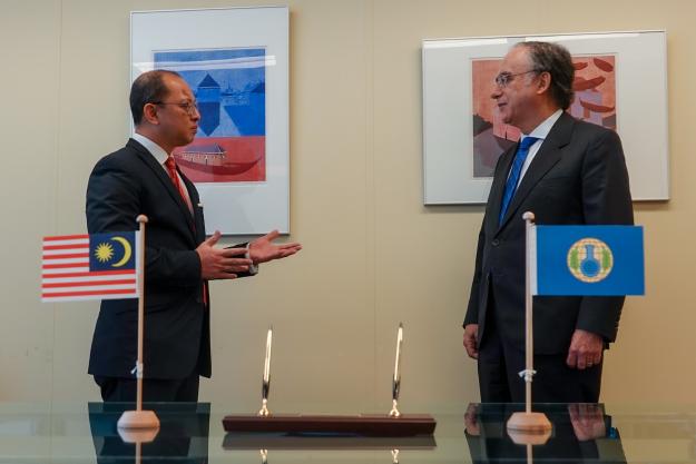 Dr Mohd Norhisyam Mohd Yusof, Chargé d'Affaires a.i. of the Permanent Representation of Malaysia to the OPCW and H.E. Mr Fernando Arias, OPCW Director-General