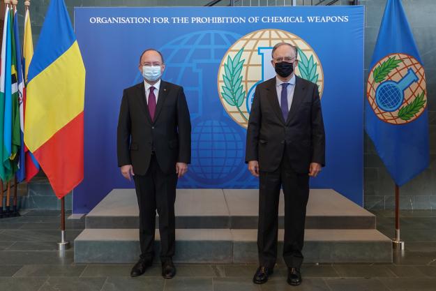 Minister of Foreign Affairs of Romania, H.E. Mr Bogdan Aurescu, with the Director-General of the OPCW, H.E. Mr Fernando Arias