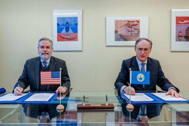 H.E. Mr. Joseph Manso, Ambassador Extraordinary and Plenipotentiary of the United States of America and Permanent Representative to the OPCW, and H.E. Mr. Fernando Arias, Director-General of the OPCW