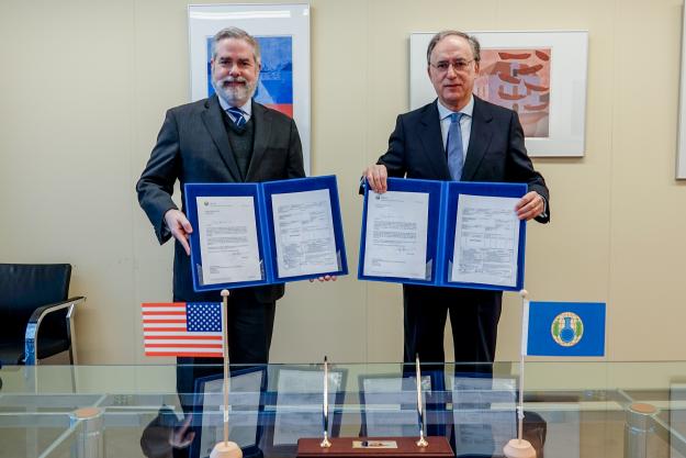 H.E. Mr. Joseph Manso, Ambassador Extraordinary and Plenipotentiary of the United States of America and Permanent Representative to the OPCW, and H.E. Mr. Fernando Arias, Director-General of the OPCW