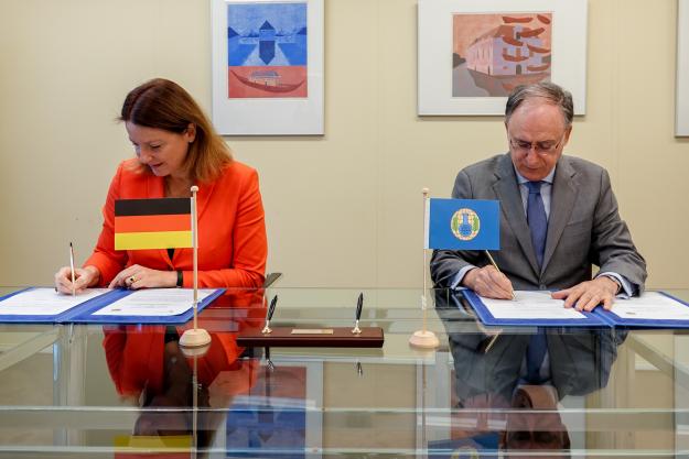 H.E. Mrs Gudrun Lingner, Ambassador Extraordinary and Plenipotentiary, and H.E. Mr Fernando Arias, Director-General of the OPCW