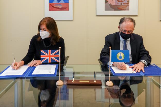 Permanent Representative of the United Kingdom to the OPCW, H.E. Ambassador Joanna Roper CMG, and OPCW Director-General, H.E. Mr Fernando Arias