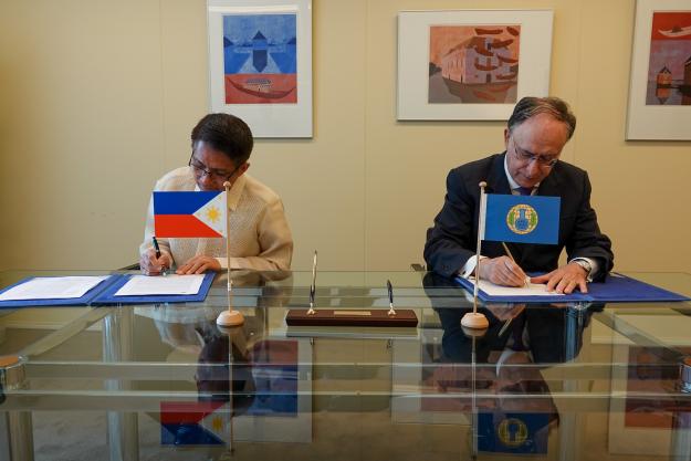 H.E. Mr Jose Eduardo E. Malaya III, Permanent Representative of the Republic of the Philippines to the OPCW, and H.E. Mr Fernando Arias, Director-General of the OPCW