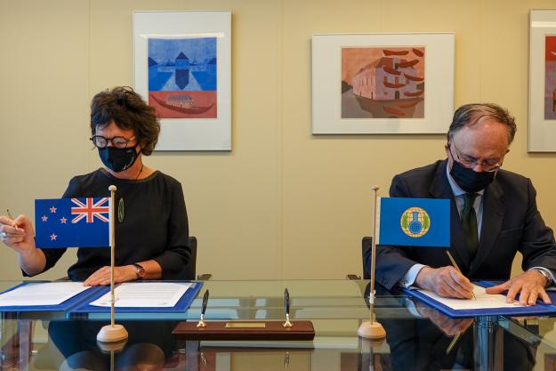 H.E. Mrs Lyndal Walker, Permanent Representative of New Zealand to the OPCW, and H.E. Mr Fernando Arias, Director-General of the OPCW