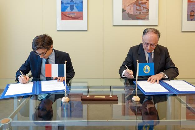 H.E. Mr Luis Vassy, Permanent Representative of the French Republic to the OPCW, and H.E. Mr Fernando Arias, Director-General of the OPCW