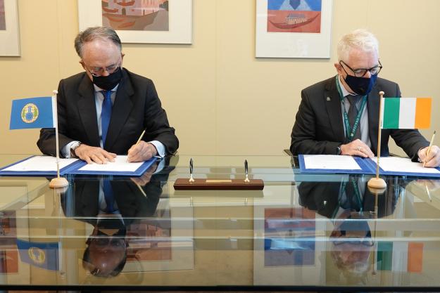 H.E. Mr Kevin Kelly, Permanent Representative of Ireland to the OPCW, and H.E. Mr Fernando Arias, Director-General of the OPCW