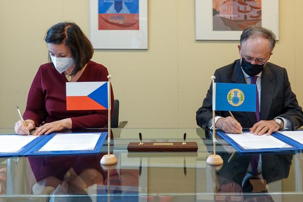 H.E. Ms Kateřina Sequensová, Permanent Representative of the Czech Republic to the OPCW, and H.E. Mr Fernando Arias, Director-General of the OPCW