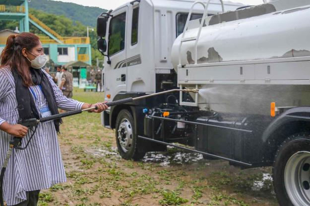 Participant practices vehicle decontamination.