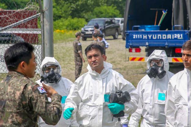 Participants receive instructions before entering chamber with simulated chemical agents.