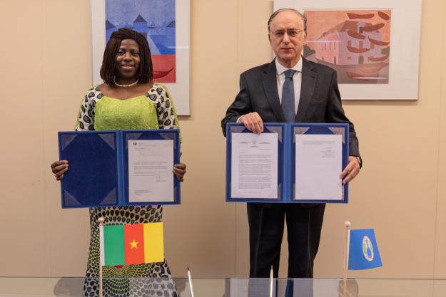 H.E. Mrs Liguemoh Ondoua Madeleine, Permanent Representation of the Republic of Cameroon to the OPCW and Ambassador Fernando Arias, OPCW Director General