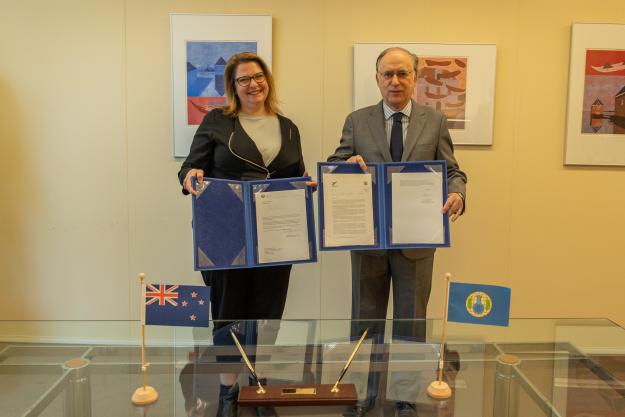 H.E. Mrs Susannah Gordon, Permanent Representation of New Zealand to the OPCW and Ambassador Fernando Arias, OPCW Director General