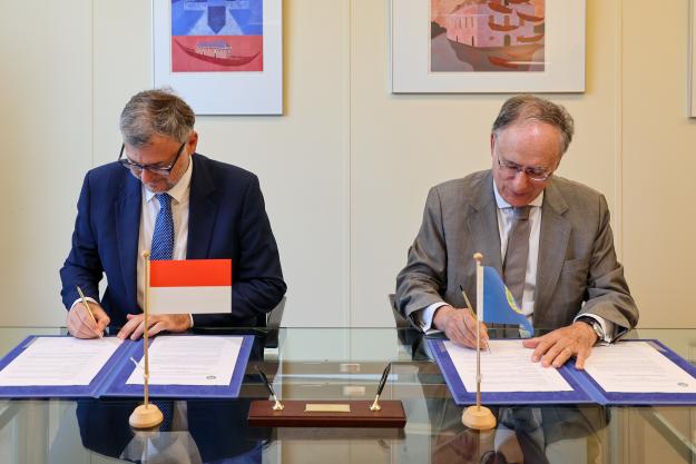 Permanent Representative of the Principality of Monaco to the OPCW, H.E. Mr Frédéric Labarrère, and OPCW Director-General, Ambassador Fernando Arias