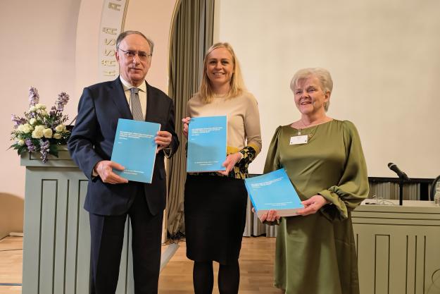 Ambassador Fernando Arias, OPCW Director-General, Ms Elina Valtonen, Minister for Foreign Affairs of Finland, and Paula Vanninen, outgoing Director of VERIFIN