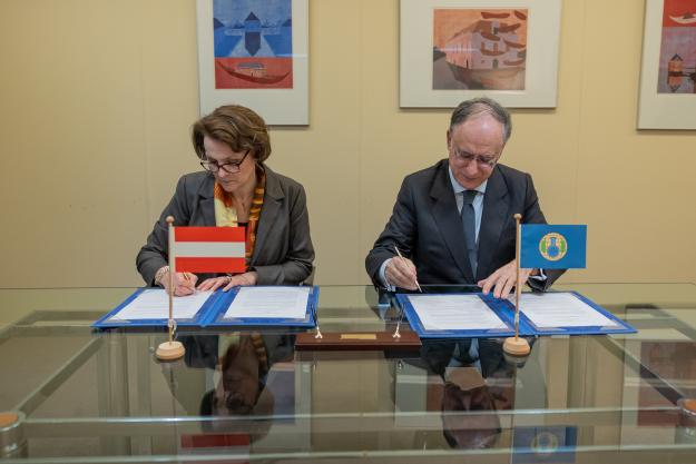 H.E. Ms Astrid Harz, Permanent Representative of the Republic of Austria to the OPCW, and Ambassador Fernando Arias, Director-General of the OPCW